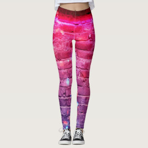 Neonlicht: leere Backsteinwand. Leggings