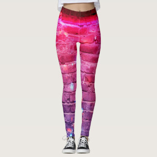 Neonlicht: leere Backsteinwand. Leggings