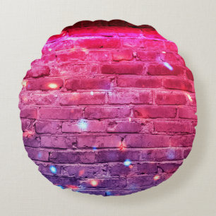 Neonlicht: leere Backsteinwand. Rundes Kissen