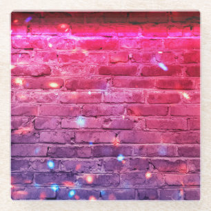Neonlicht: leere Ziegelwand. Glasuntersetzer