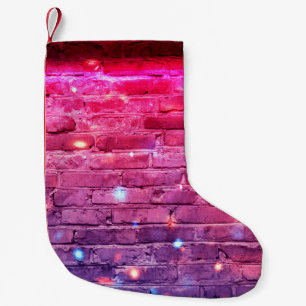 Neonlicht: leere Ziegelwand. Kleiner Weihnachtsstrumpf