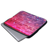 Neonlicht: leere Ziegelwand. Laptopschutzhülle (Vorne Knopf)