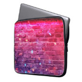Neonlicht: leere Ziegelwand. Laptopschutzhülle (Vorderseite Links)