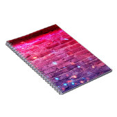 Neonlicht: leere Ziegelwand. Notizblock (Rechte Seite)