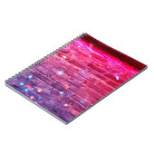 Neonlicht: leere Ziegelwand. Notizblock (Linke Seite)