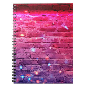 Neonlicht: leere Ziegelwand. Notizblock