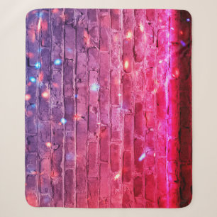 Neonlicht: leere Ziegelwand. Sherpadecke