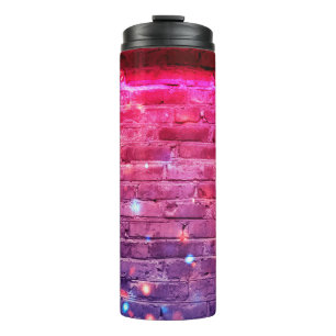 Neonlicht: leere Ziegelwand. Thermosbecher