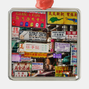 Neonlichter in den Straßen von Hongkong Ornament Aus Metall