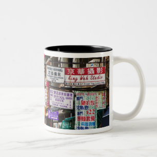 Neonlichter in den Straßen von Hongkong Zweifarbige Tasse
