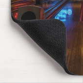 Neonlichter in dunkler Bowlingbahn Mousepad (Ecke)