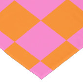 Neonrosa Orange Checkerboard Vintag Kurzer Tischläufer (Ecke)
