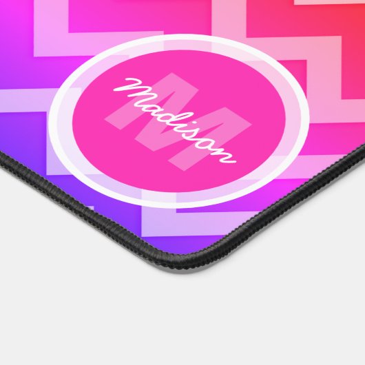 Neonrosa-orange lila Zickzack Retro-Monogramm Schreibtischunterlage (Ecke)