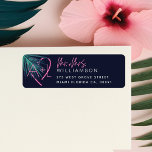 Neonrosa tropisches Leaf aus elektrischer Liebe un<br><div class="desc">Feiern Sie Ihre Ehe mit einem Spritzer Neon! Das neonfarbene Hochzeitslabel mit seiner Liebe eignet sich perfekt für Paare, die ein kühnes Nachtleben mit einer modernen Retro-Klasse suchen. Inspiriert von der Schönheit und Trendheit der Neonschilder, haben wir leuchtende rosa Neonzeichentripografie im Neonstil geschaffen, gepaart mit leuchtend grün und tropischen Aqua-Palmen...</div>