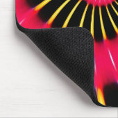 Neonrosa und gelbe Spiralfraktale Mousepad (Ecke)