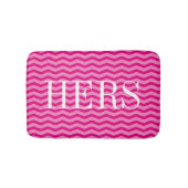 Neonrosa Zickzack Muster Monogramm Badematte (Vorderseite)