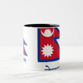 Nepal-Flagge mit Namen auf Nepali Zweifarbige Tasse (Mittel)