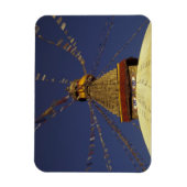 Nepal, Kathmandu. unter Gebetsfahnen, wachsam Magnet (Vertikal)