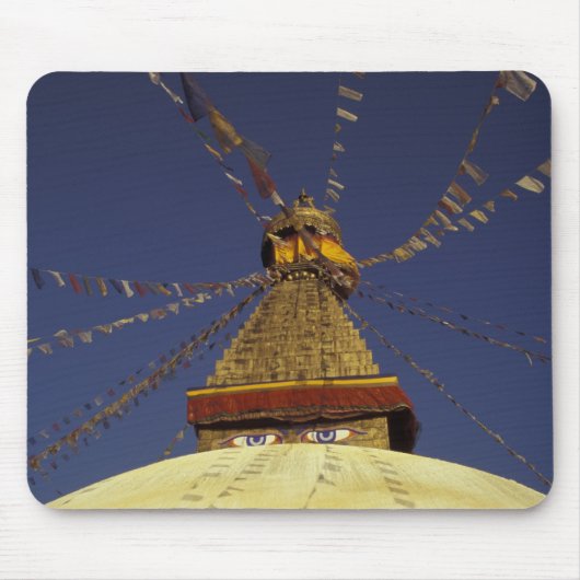 Nepal, Kathmandu. Unter Gebetsfahnen, wachsam Mousepad (Vorne)