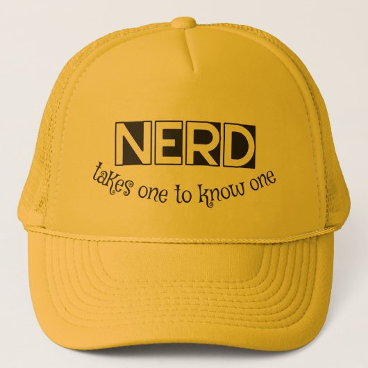 Nerd, braucht einen, um einen Hut zu kennen Truckerkappe (Vorderseite)