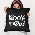 Nerd buchen kissen<br><div class="desc">Book Nerd: ein niedliches Design für Buchliebhaber und begeisterte Leser. Anpassbare Textfarbe.</div>