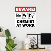 Nerd-Chemiker am Arbeitsplatz Poster (Heimbüro)
