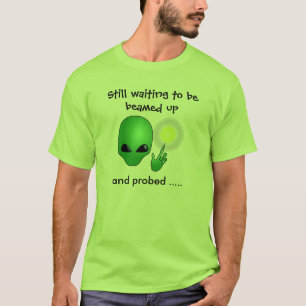 Nerdy alien strahlte oben und prüfte den T - Shir T-Shirt