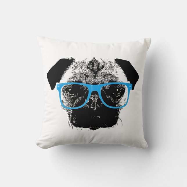 Nerdy Mops im blauen Glas-Hipster Kissen (Vorderseite)