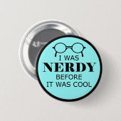 Nerdy vor dem Coolen Knopf Button (Vorne & Hinten)