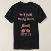Nerf Guns And Messy Buns Funny Momlife T-Shirt (Design vorne)
