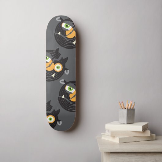 nerviger Wiederholungstroll Skateboard (Wandkunst)