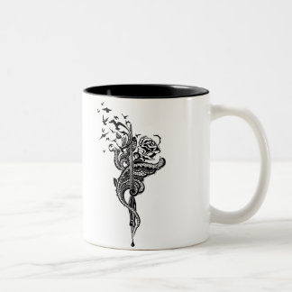 Nervöse Spitze-Stift-, Rosen- u. Vogelillustration Zweifarbige Tasse