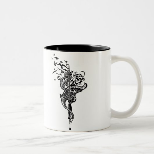 Nervöse Spitze-Stift-, Rosen- u. Vogelillustration Zweifarbige Tasse (Rechts)