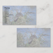 Nerz, das auf grasartigem Tussock im Sumpf Visitenkarte (Vorne/Hinten)