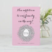 Nest Monogram Baby Girl Pregnancy Ankündigung (Stehend Vorderseite)