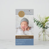 Nesting Bird Family Simple Baby Boy Foto Birth Ankündigung (Stehend Vorderseite)