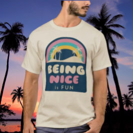 Nett zu sein ist Spaß Strand T-Shirt