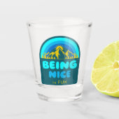 Nett zu sein macht Spaß Schnapsglas (Vorderseite)