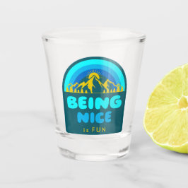 Nett zu sein macht Spaß Schnapsglas