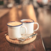 Nette Geste: „Für dich, weil Kaffee.“ Mitbringsel. Tasse