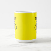 Netter Biene mit gelbem Hintergrunddesign Kaffeetasse (Mittel)
