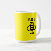 Netter Biene mit gelbem Hintergrunddesign Kaffeetasse (VorderseiteRechts)