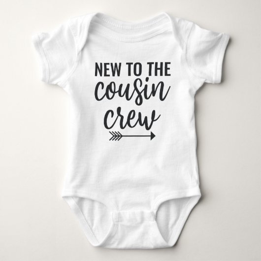 Neu in der Crew Cousin Baby Strampler (Vorderseite)
