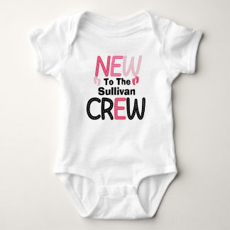 Neu in der Crew (Familienname) Baby Strampler