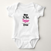 Neu in der Taylor-Crew - Individuelle Name Baby Strampler (Vorderseite)
