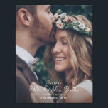 Neu Mr & Mrs. Newlyweds Foto Chic Wedding Keepake Künstlicher Leinwanddruck<br><div class="desc">Fügen Sie eine elegante Touch zu den neu vermählten Zuhause-Dekorationen mit einem einfach stilvollen "neuen Mr. & Mrs." Hochzeitsnacht Foto Sake Imitate Leinwand drucken. Das Bild und alle Formulierungen auf dieser Vorlage sind einfach anzupassen. Das Design der weißen Schrift-Overlay bietet ein Bild Ihrer Wahl, schicke Schriftkalligraphie und moderne minimalistische Typografien...</div>