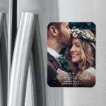 Neu Mr & Mrs. Newlyweds Foto Chic Wedding Keepake Magnet<br><div class="desc">Fügen Sie den neu vermählten Zuhause-Dekorationen eine elegante Touch mit einem einfach stilvollen "neuen Mr. & Mrs." Custom Foto Hochzeitskuchenmagnet hinzu. Das Bild und alle Formulierungen auf dieser Vorlage sind einfach anzupassen. Das Design der weißen Schrift-Overlay bietet ein Bild Ihrer Wahl, schicke Schriftkalligraphie und moderne minimalistische Typografien & Hochzeitstermin. Dieses...</div>