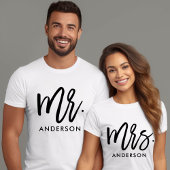Neu verheiratete Bride Mrs. Modern Script and Name T-Shirt