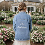 Neu verheiratete Frau Bride Name Wedding Jeansjacke<br><div class="desc">Denim Jacke mit einem schönen Kalligraphieskript mit "Mrs." und dem Namen der Braut,  der auf der Rückseite der Jacke steht. Sie können es mit Ihrem bevorzugten Namen vergleichen. Ein perfektes Geschenk für eine Braut und einen schönen Sake.</div>