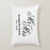 Neu verheiratete Herr und Frau elegante Typografie Dekokissen (Vorderseite(Vertikal))